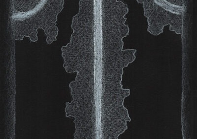 Zeichen mit weißem Buntstift auf schwarzem Fotokarton: 2024 10 | Komposition 033