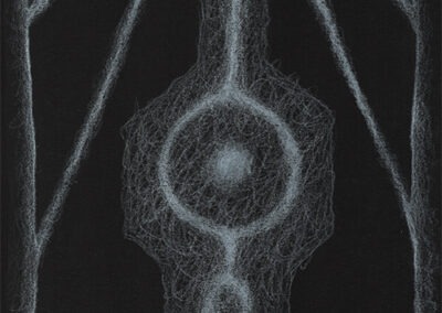 Zeichen mit weißem Buntstift auf schwarzem Fotokarton: 2024 10 | Komposition 034