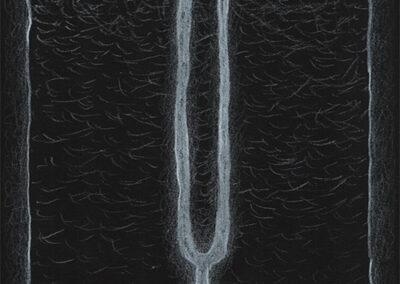 Zeichen mit weißem Buntstift auf schwarzem Fotokarton: 2024 10 | Komposition 035