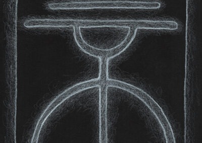 Zeichen mit weißem Buntstift auf schwarzem Fotokarton: 2024 10 | Komposition 036