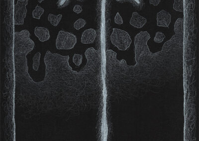 Zeichen mit weißem Buntstift auf schwarzem Fotokarton: 2024 10 | Komposition 037