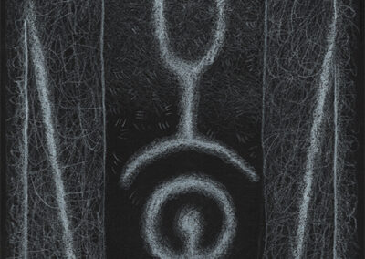 Zeichen mit weißem Buntstift auf schwarzem Fotokarton: 2024 10 | Komposition 039